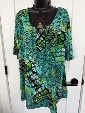 Women’s 2X Scoop Neck flowy stretchy Tunic Top in vibrant Teal & Green Print